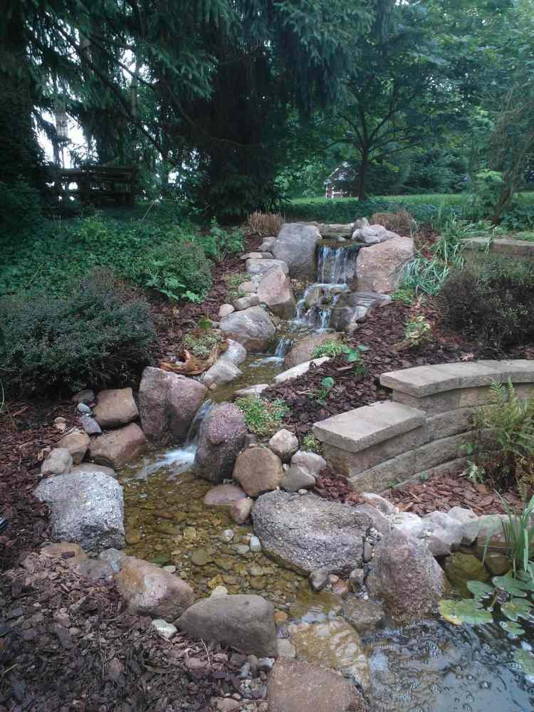 Trädgårdsdesign med stenar -landhausgarten-vatten-fontän-bäck
