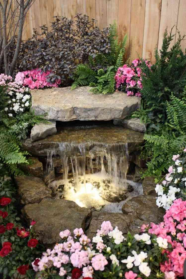 trädgård design-sten-vatten funktion-växter-blommor-fontän-vatten källa