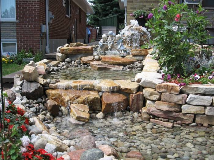 Vatten har-dammar-i-trädgården-natursten-vattenfall-design-statyer