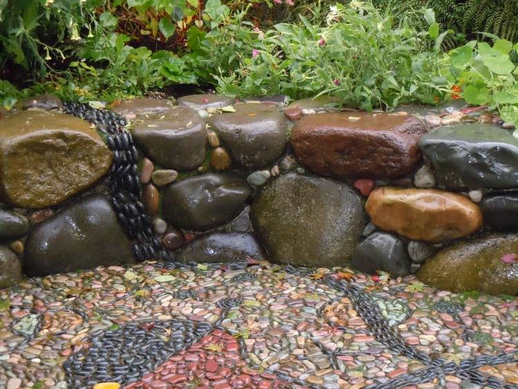 trädgård-design-med-stenar-grus-mosaik-dekorativ