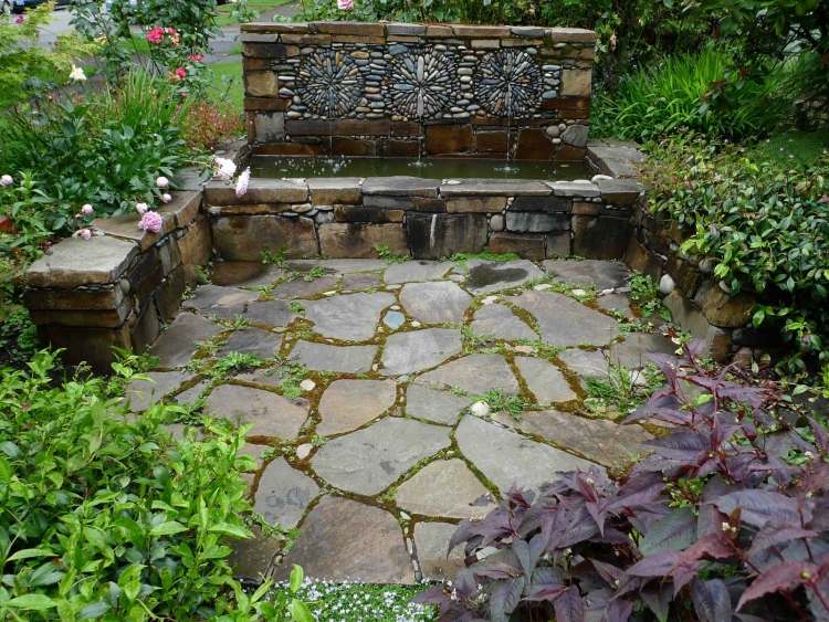 trädgård-design-med-stenar-fontän-småsten-mosaik
