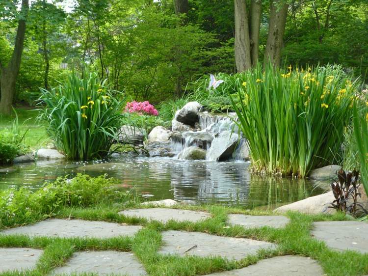 Gartengesaltaltung terrass trädgård damm höga grässtenar
