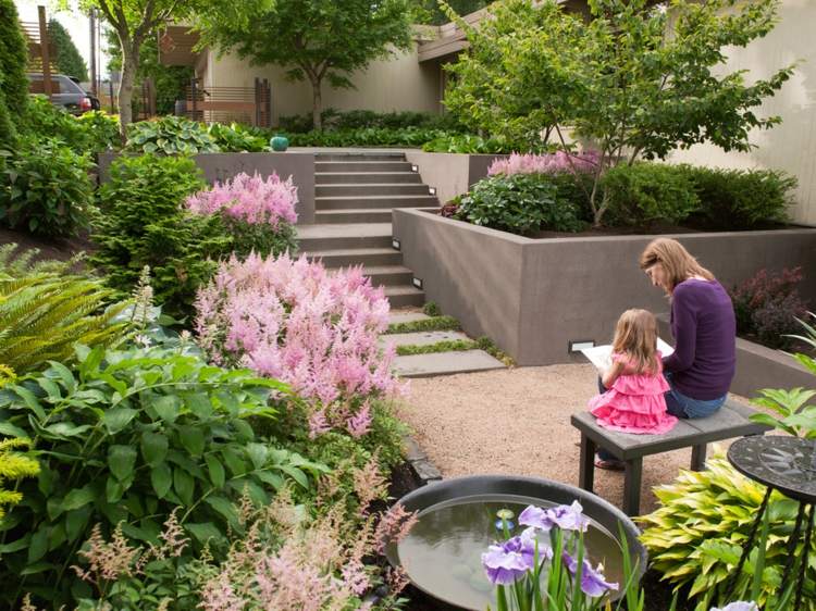Trädgårdsdesign terrass mysiga växter vårblommor grus trädgård bänk