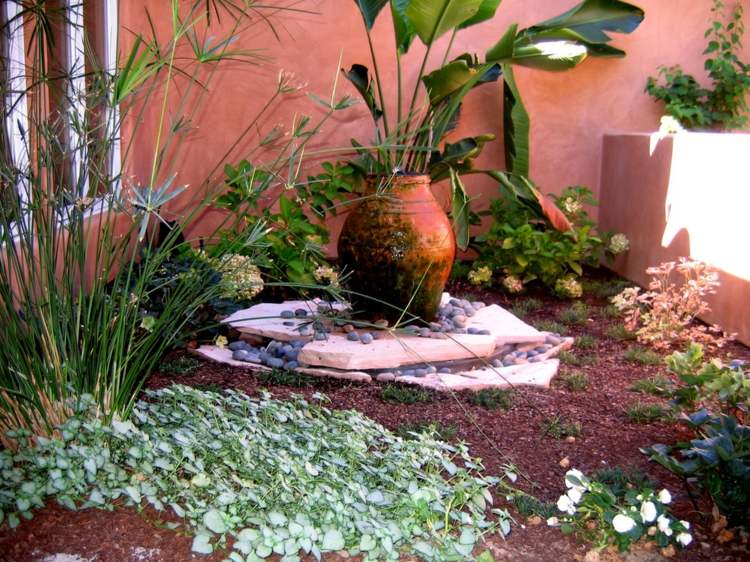 Gartengesaltaltung terrass Medelhavet trädgård form vas krukväxter palmer