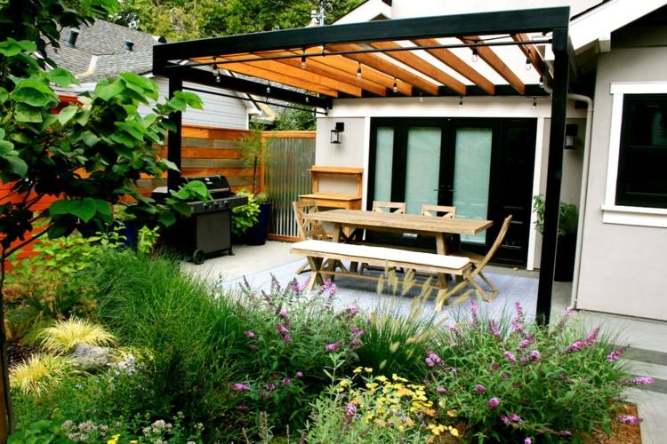 Trädgårdsdesign terrass solskyddsmöbler perenner blommor
