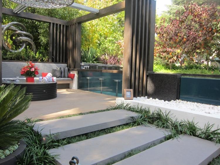 trädgård design-terrass-exotisk-pool-glas-pergola-design-lyx