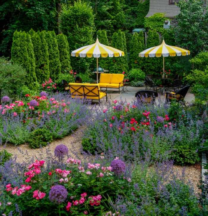 Trädgårdsdesignidéer - sittplatser - gula fåtöljer - solskydd - häckväxter