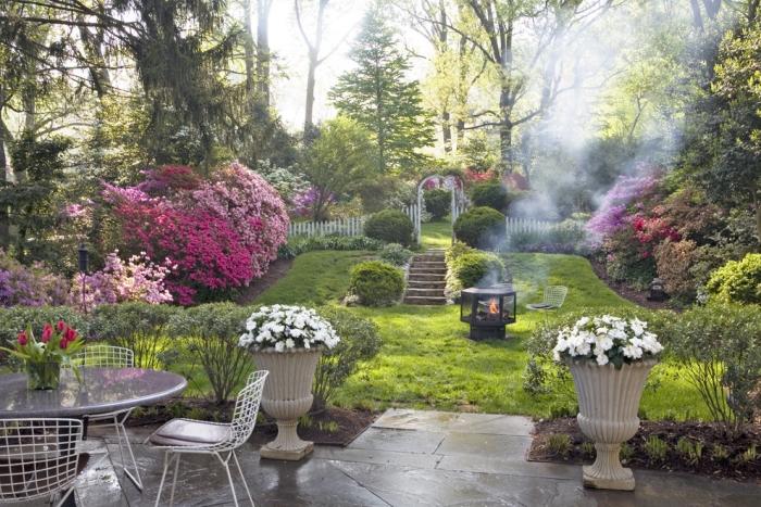 romantisk-trädgård-design-blommande-sängar-öppen spis-sittgrupp