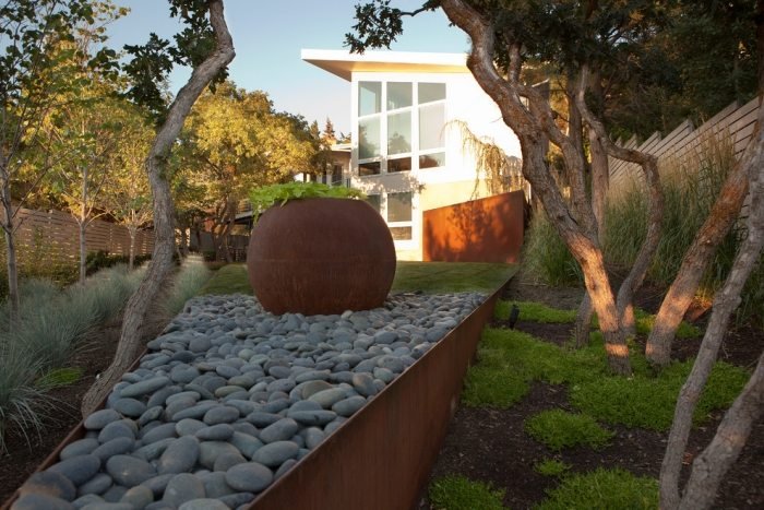 dekorativa-trädgård-element-corten-stål-trädgård-på-sluttningen-skapade-idéer-design