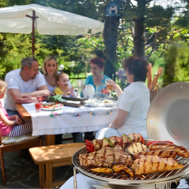Sommar grill kul terrass trädgårdsmöbler matbord bänk trä