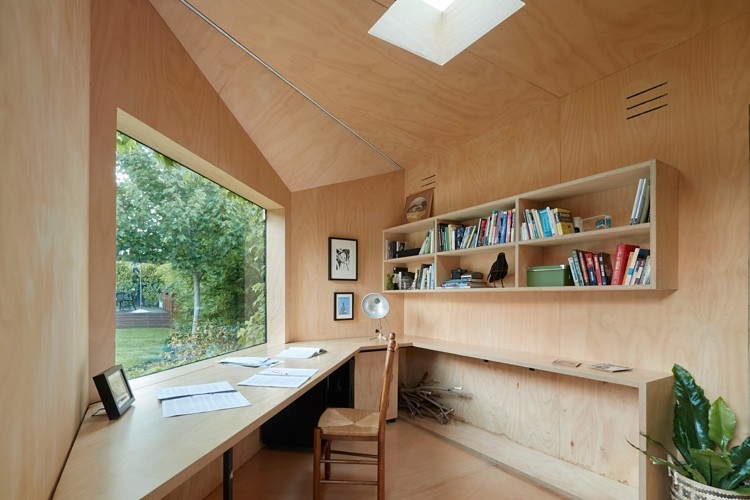 Trädgårdshus som skrivstudio med takfönster och träväggar och trätak och skrivplats