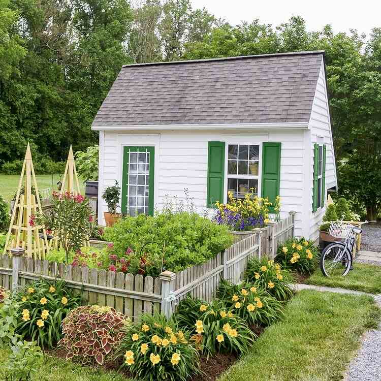 Designa trädgårdshuset, måla utsidan och skapa en koloniträdgård