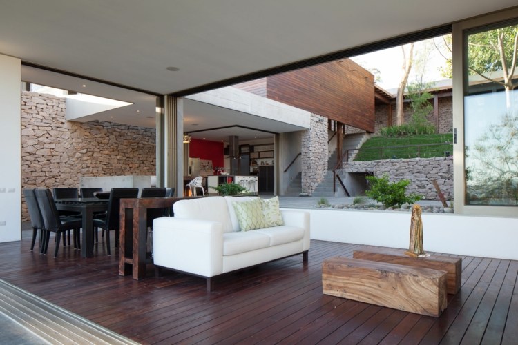 trädgårdshus med terrass modern-stor-nivå-trägolv-kök-öppna-soffa-bord-stolar-Cincopatasalgato