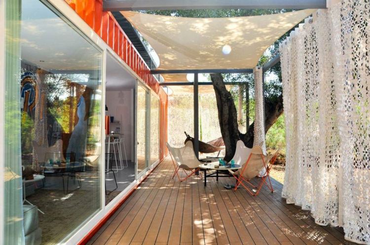 trädgårdsskjul-terrass-liten behållare-fasad-orange-rekreation hörnfällbar fåtölj-bord-gardin-träd
