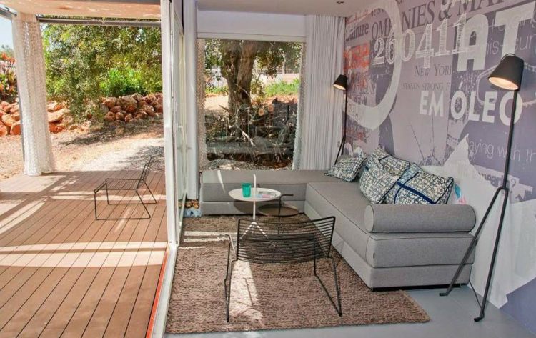 trädgård skjul-terrass-flytta-behållare-veranda-vardagsrum-soffa-grå-stolar-metall-golvlampor-väggdekoration