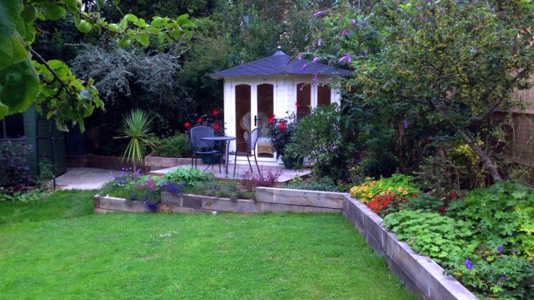 trädgård skjul-terrass-mini-trädgård-växter-träd-veranda-sekretess skärmar-stolar-bords-trappor
