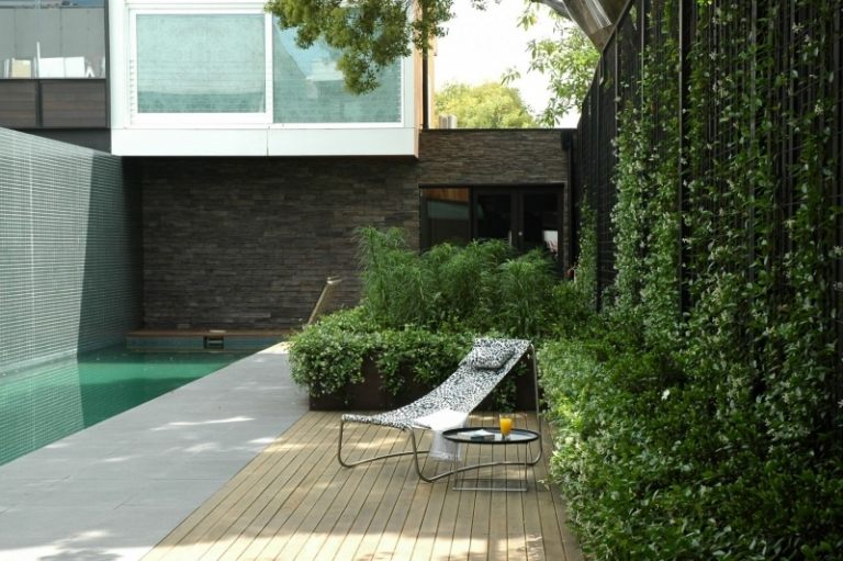 Trädgårdsidéer-favoritplatser-pool-murgröna-betongvägg