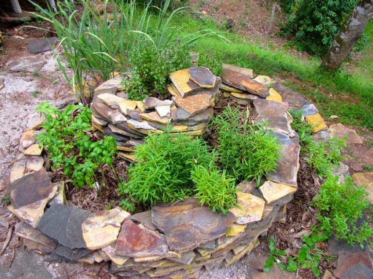 Trädgård och terrassidéer Hur man bygger en örtspiral Instruktioner för trädgårdstrender