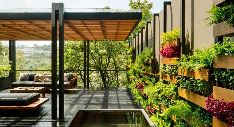 Trädgård och terrassidéer vertikal trädgårdsskötsel blomma dekoration trender trädgårdsmöbler