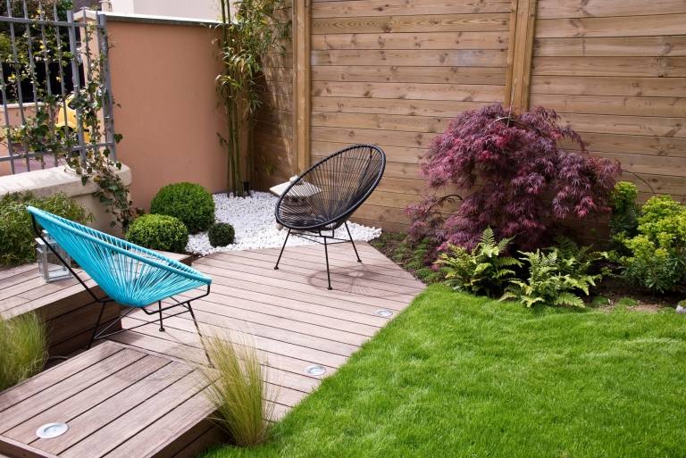liten trädgård och terrass idéer trägolv gräs dekoration idéer trädgård stol svart modern