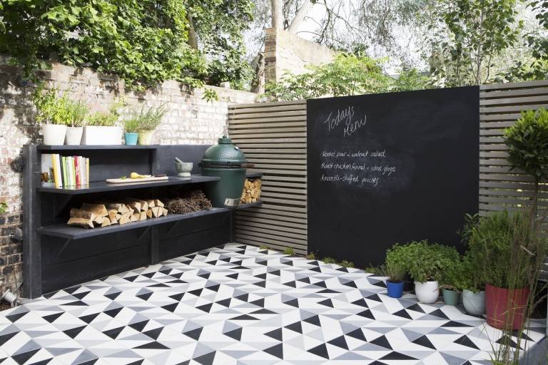 Trädgård och uteplats idéer matlagning kolgrill mosaikmönster golv trästaket