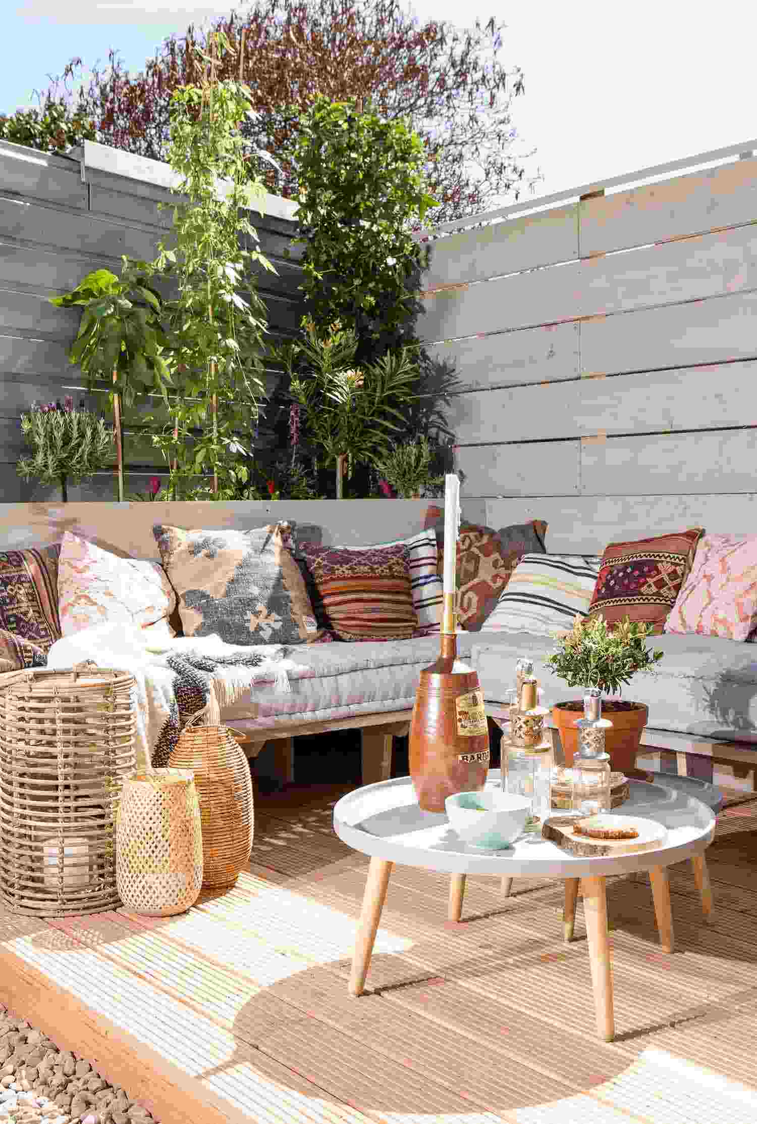 Trädgård och terrassidéer loungehörn boho stil minimalistiska träbänk trädgårdstrender