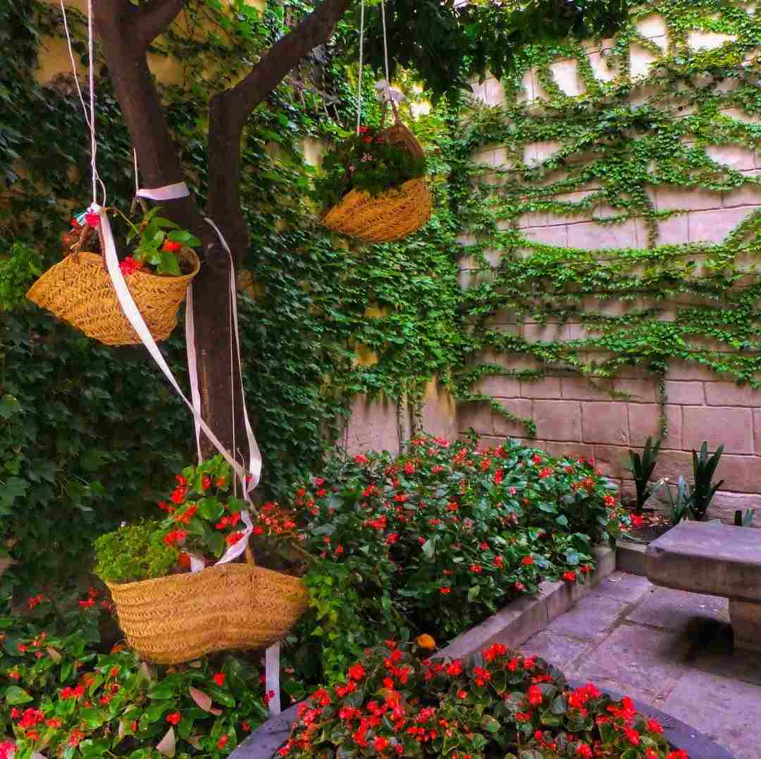 Trädgård och terrassidéer vertikal trädgårdsskötsel blomsterdekorationer trender trädgårdsmöbler bänk