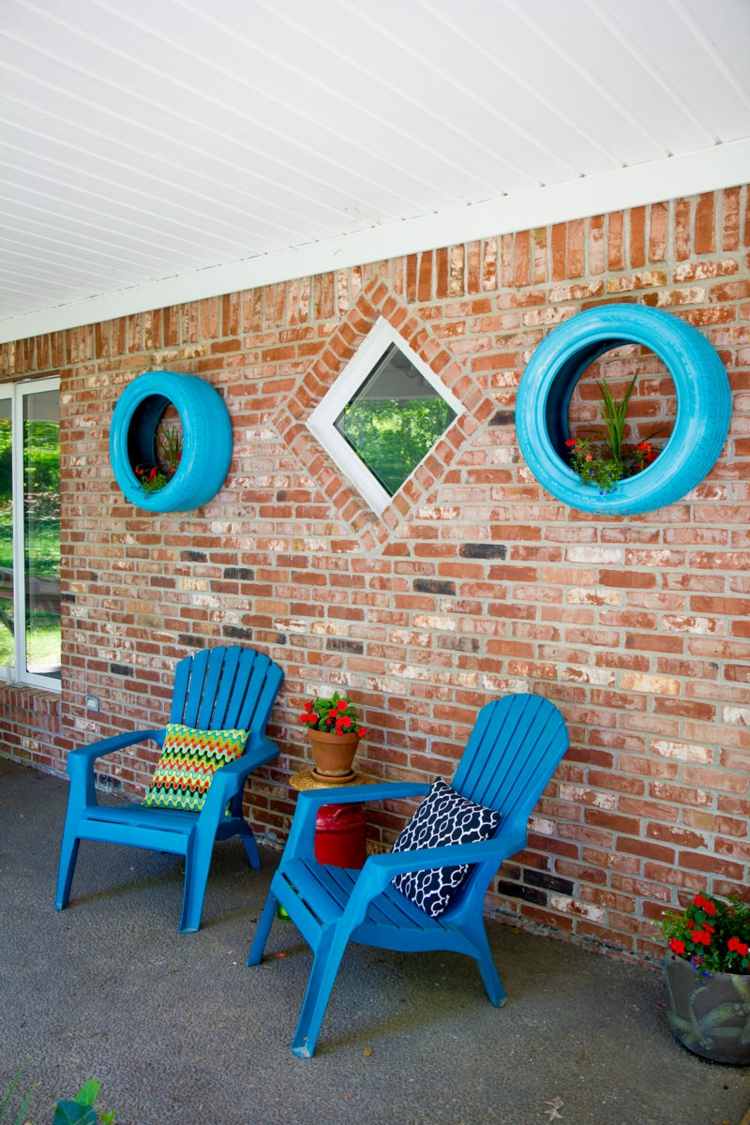 trädgård idéer med gamla bildäck väggdekoration blå blomkruka stolar kuddar tegel