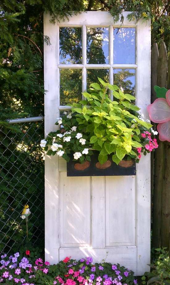 trädgård idéer gamla saker dörr blomkrukor dekoration idé