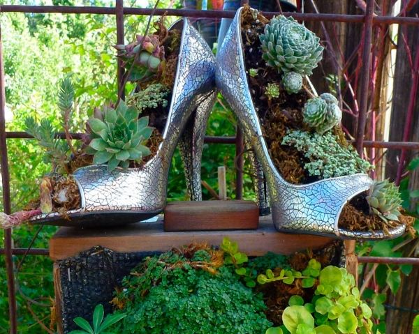 trädgård idéer deco gamla saker skor silver blomkrukor