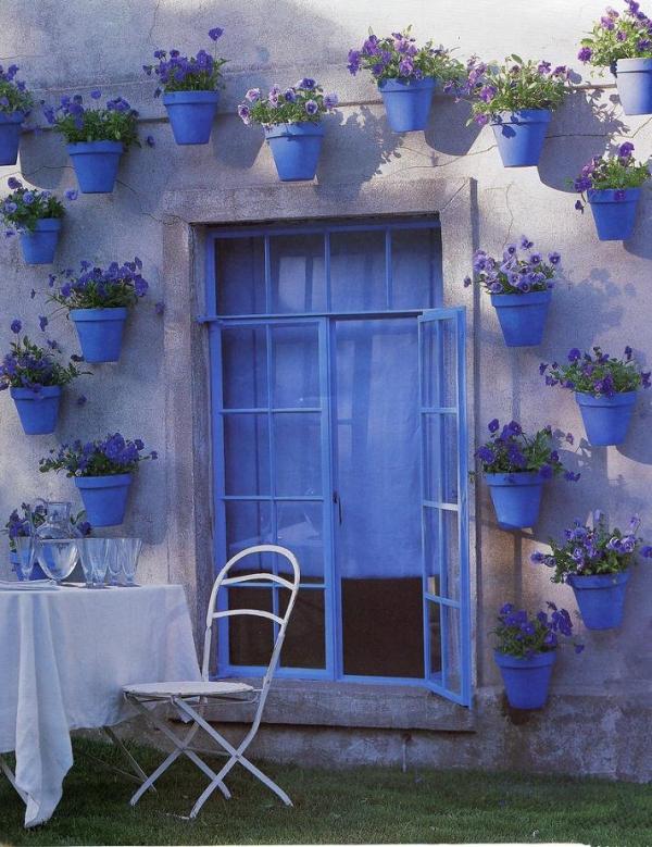 trädgårdsidéer blå lerkrukor i kärleksvägg