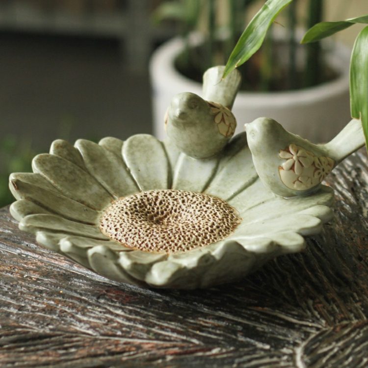 trädgård-keramik-keramik-dekorativ-skål-blomma-fåglar-hantverk-blomkruka-träbord