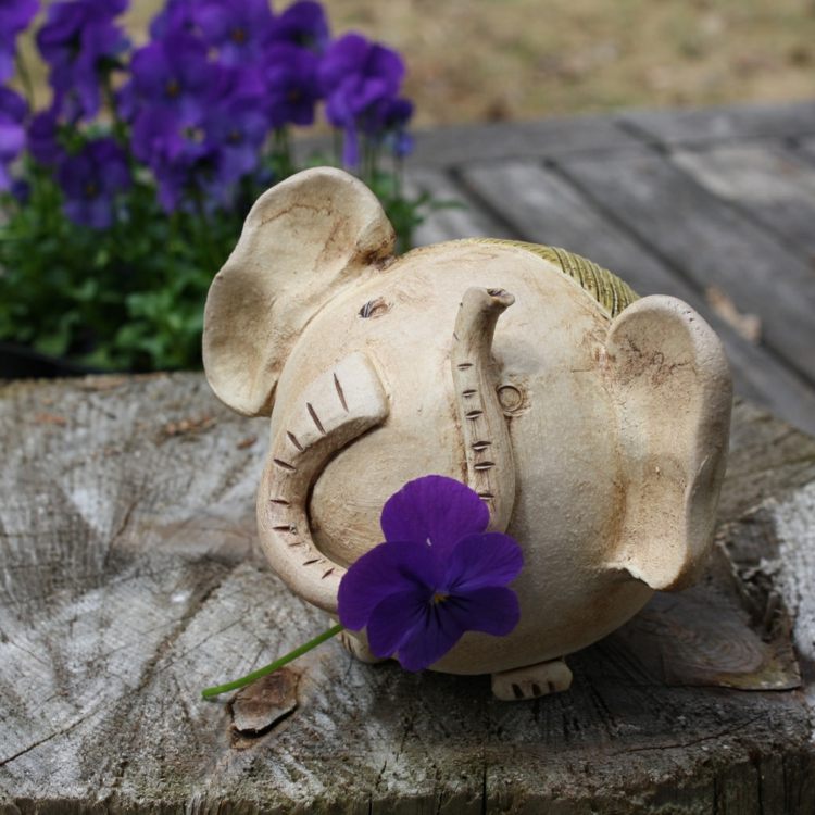 trädgård-keramik-keramik-figur-djur-elefant-rund-hantverk-blommor-träd-stam-violer-lila