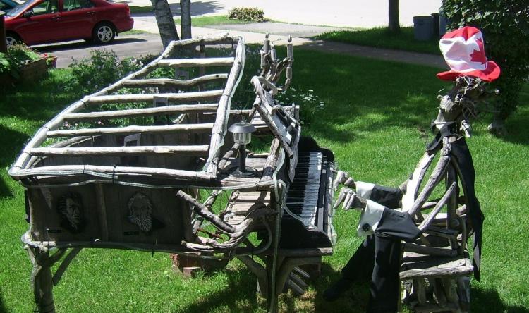 Trädgårdskonst från drivved-piano-pinnar-skulptur-pianist