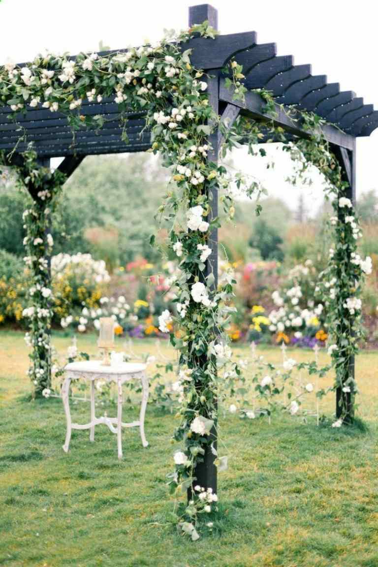 pergola grön klätterväxt vit romantisk sidobord vit vintage