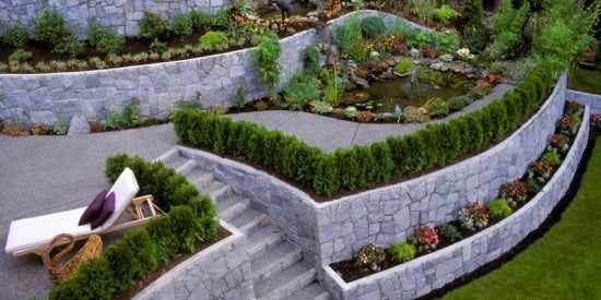 Trädgårdsväggar bygger en terrass med natursten