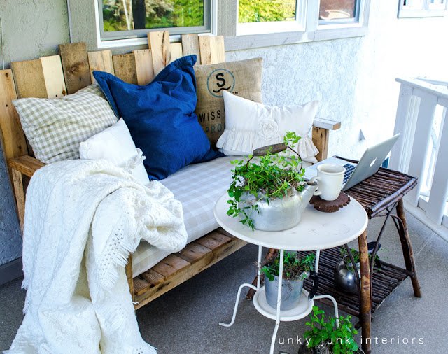 veranda möbler av träpallar soffdynor sidobord