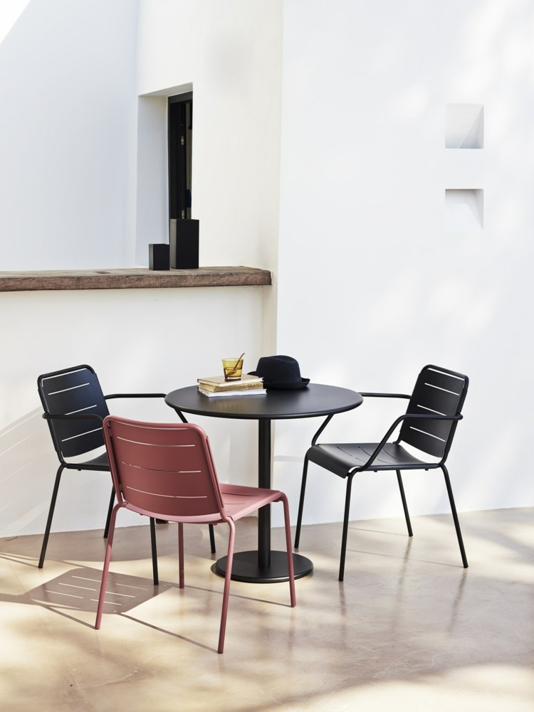 design-trädgårdsmöbler-plast-matbord-runda-små-stolar-takterrass