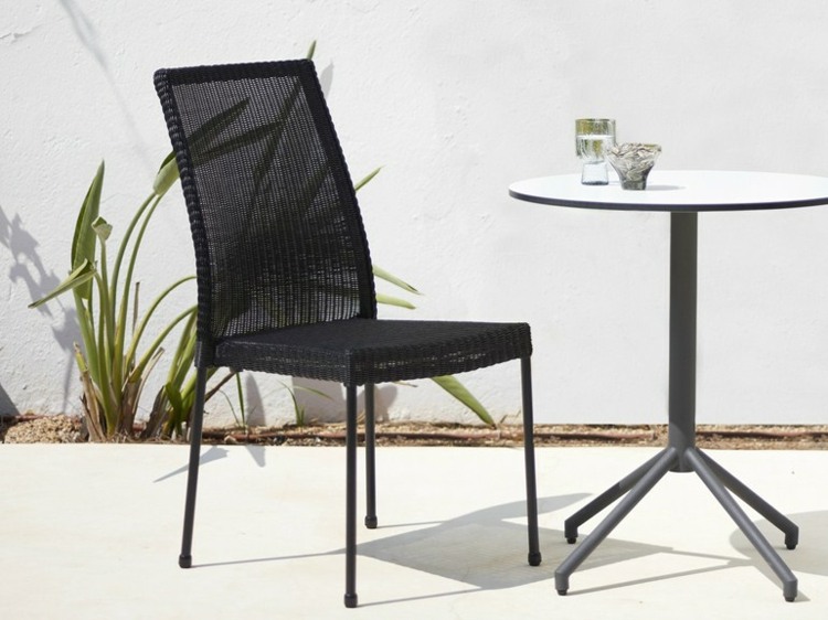 design-trädgårdsmöbler-newman-stol-rotting-metall-bord-rund-växtterrass
