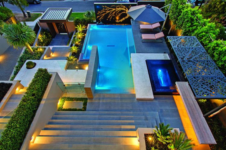 Trädgårdsmöbler för terrassen -select-modern-infinity-pool-belysning