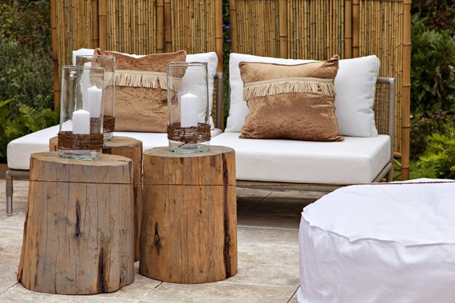 Rustika möbler utomhus uteplats kuddar klädsel textilier