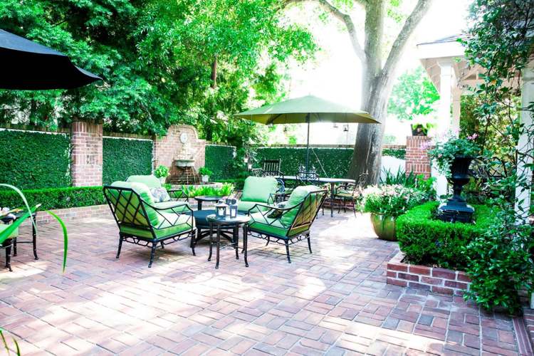 Trädgårdsmöbler för terrassen -selekt-tegel-staket-häck-grönska