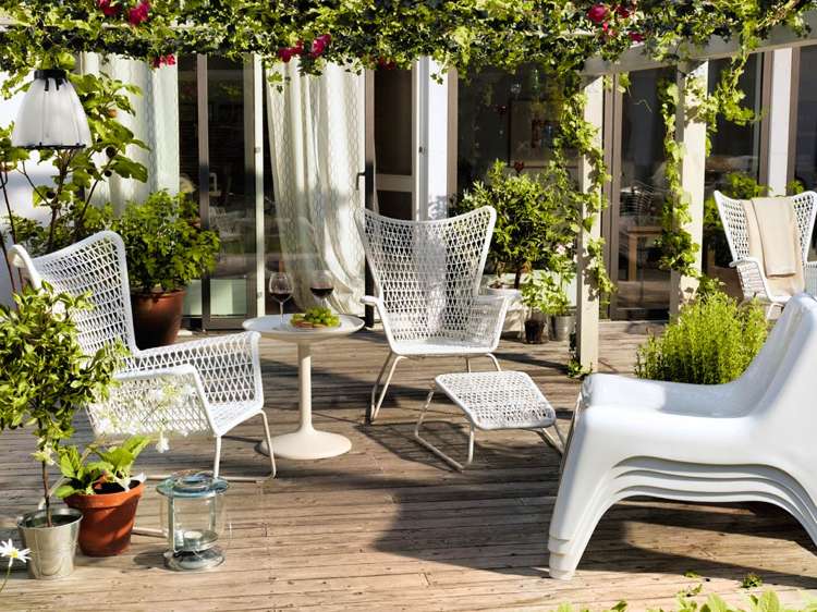 Trädgårdsmöbler för terrassen -val-modern-design-vit-korg-trä plankor