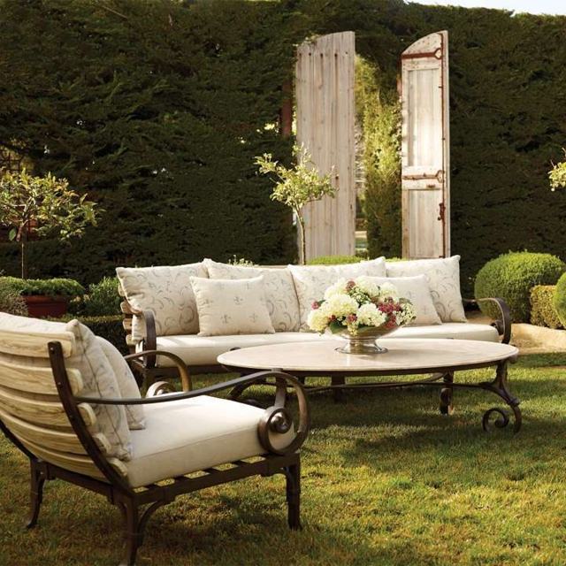 Möbler romantiska kuddar blommönster häck växter vintage look