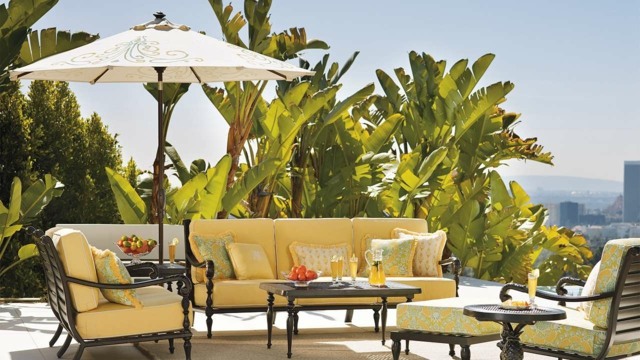 Träklädda möbler parasoll soffbord höga palmer