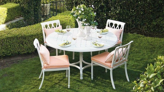 Sittplats rosa sittdynor fyra stolar vitt runt bord