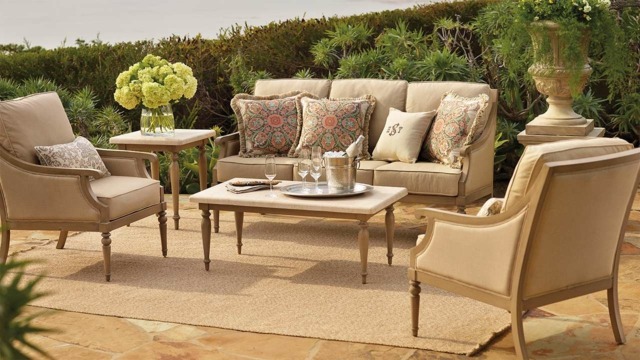 Klädda möbler sandfärgsittarrangemang ordnar utomhus