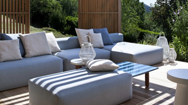 trädgårdsmöbler-och-pergola-design-soffa-grå-lounge-skugga
