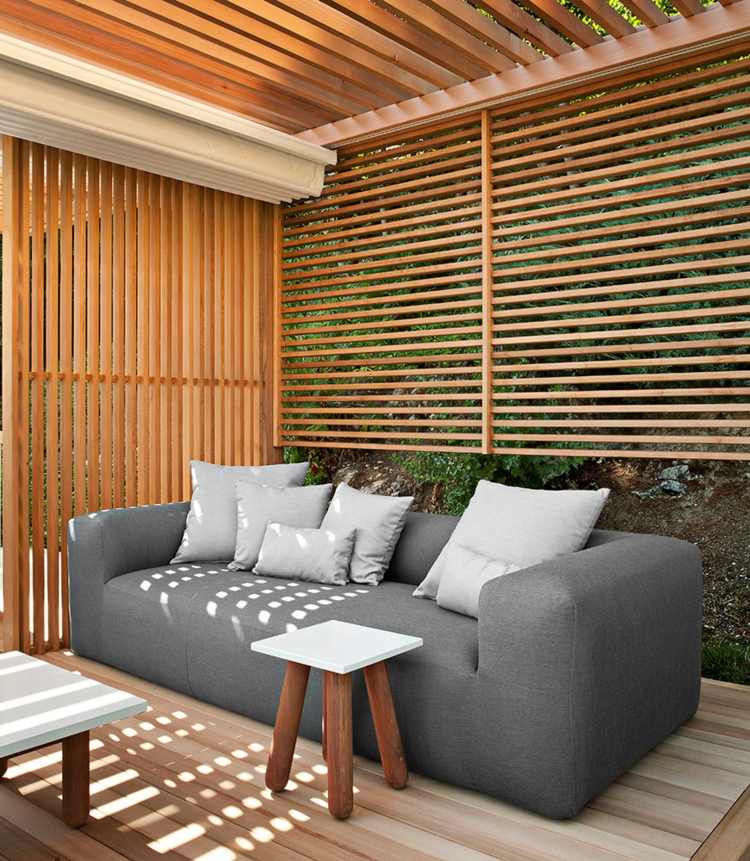 trädgårdsmöbler-pergola-design-pegola-remsor-trä-grå-soffa