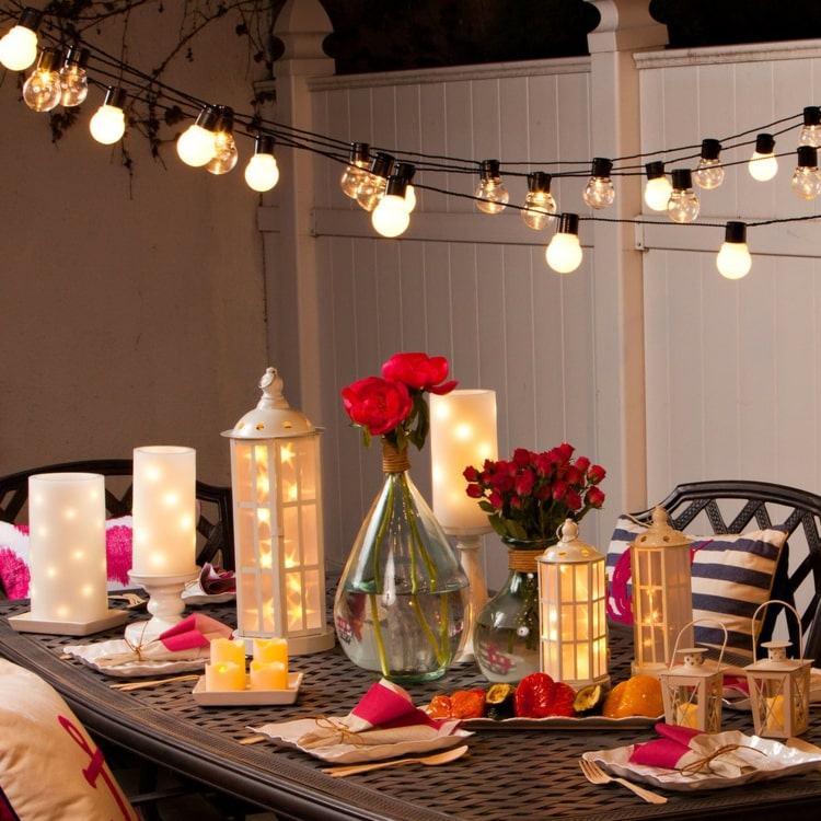 Använd bordsdekorationerna för att belysa - lyktor och ljus för romantiska måltider